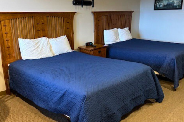 2 queen beds in motel room